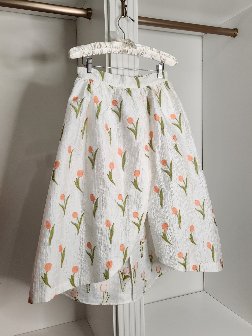 J.ING White High-Low Skirt with Peach Tulip Embroidery